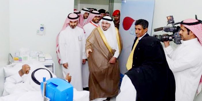  الأمير فيصل يسلم على أحد المرضى في العيادة الخاصة