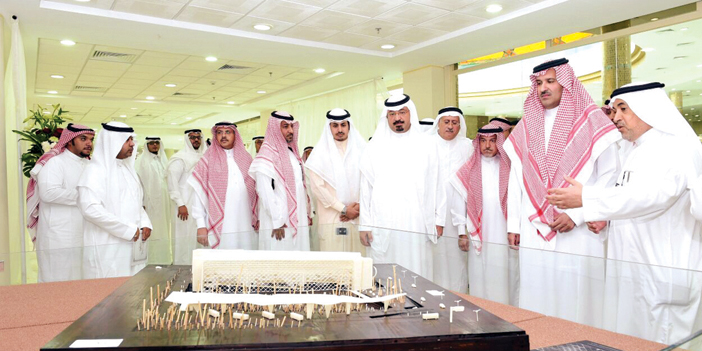  الأمير فيصل بن سلمان يطلع على مجسم مشروع مركز الترحيب بالمدينة المنورة