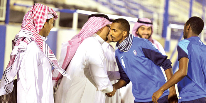  الأمير بندر بن محمد خلال لقائه اللاعبين