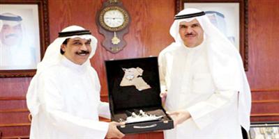 وزير الإعلام الكويتي كرَّم الفنان الرويشد لمنحه الدكتوراه الفخرية 