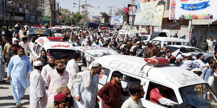  متطوعون باكستانيون ينقلون الجثث بعد الهجومِ على الحافلة