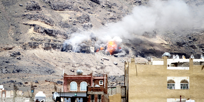  نيران قصف طائرات التحالف لمخازن الأسلحة في جبل (نقم) شرق صنعاء