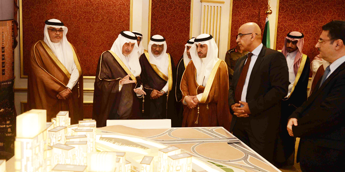  الأمير خالد الفيصل يستعرض مشروع تطوير المناطق العشوائية بمكة