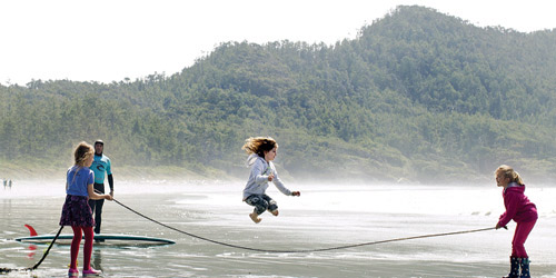 فتيات كنديات يمارسن لعبة «الحبل» على الشاطئ 