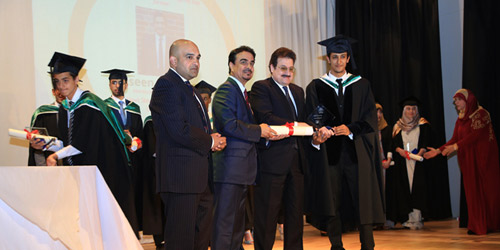 رعى حفل تخرج الدفعة الخامسة من طلبة دبلوم البكالوريا الدولية لعام 2015م في أكاديمية الملك فهد بلندن 