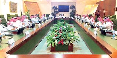 اللجنة المحلية للانتخابات البلدية بمنطقة الرياض تستعرض خططها الانتخابية 