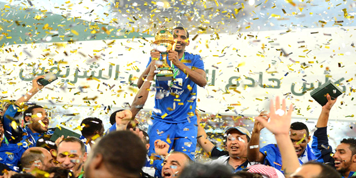 أحمد بن سلطان يحتفل باللقب مع اللاعبين بغرفة الملابس 