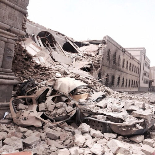  مجمع الدفاع في منطقة العرضي بصنعاء بعد أن دمرته طائرات التحالف
