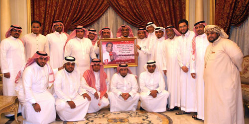  صورة جماعية لأعضاء الملتقى مع الرئيس والنائب السابقين