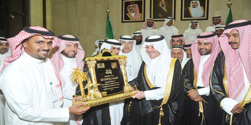  الأمير سعود بن نايف خلال استقباله مدير ومنسوبي التجارة بالشرقية
