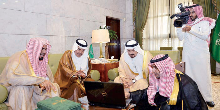  الأمير فيصل بن بندر خلال اطلاعه على البرنامجين التوعويين