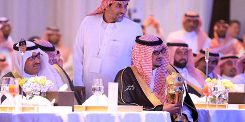  الأمير فيصل بن تركي ويظهر بجانبه الأمير نواف بن محمد خلال الحفل