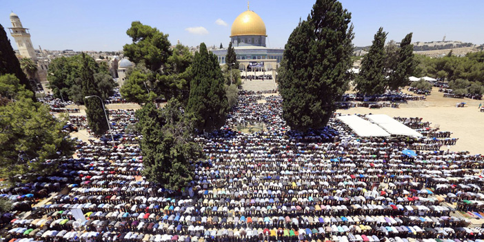  آلاف الفلسطينيين يؤدون صلاة الجمعة الأولى من رمضان في المسجد الأقصى