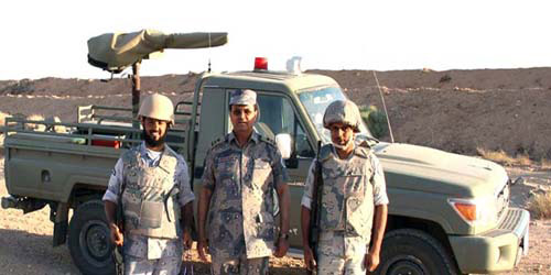  اللواء الثبيتي مع أفراد إحدى الدوريات الميدانية بمنفذ الحديثة