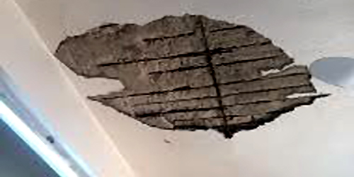  سقوط أجزاء من سقف الجامع