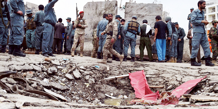  الأمن الأفغاني يقف عند مكان الانفجار