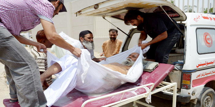  الهلال الأحمر الباكستاني يسعف أحد المصابين من موجة الحر