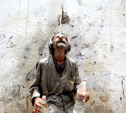 باكستاني يواجه الحر بالماء 