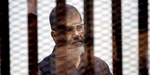  الرئيس المعزول محمد مرسي خلف القضبان