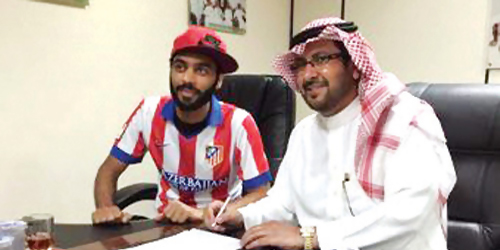  رئيس النادي لحظة التوقيع مع المهاجم محمد السليم