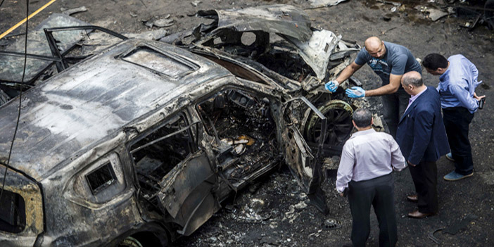  محققون يعاينون الأضرار التي لحقت بسيارة النائب هشام بركات