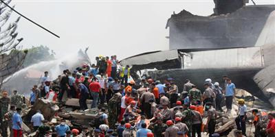 تحطم طائرة عسكرية إندونيسية ومقتل 30 على الأقل 