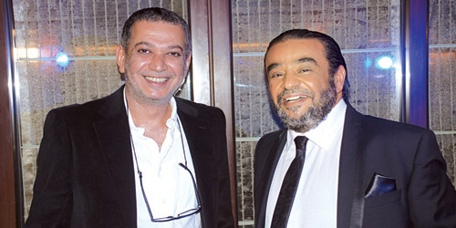  من اليمين راشد الشمراني والمخرج عامر الحمود