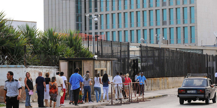  مواطنون كوبيون أمام القنصلية الأمريكية في هافانا طلباً لتأشيرات العمل