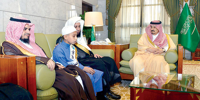  الأمير فيصل بن بندر خلال استقباله رئيس اللجنة الفرعية للهيئة العالمية لتحفيظ القرآن الكريم