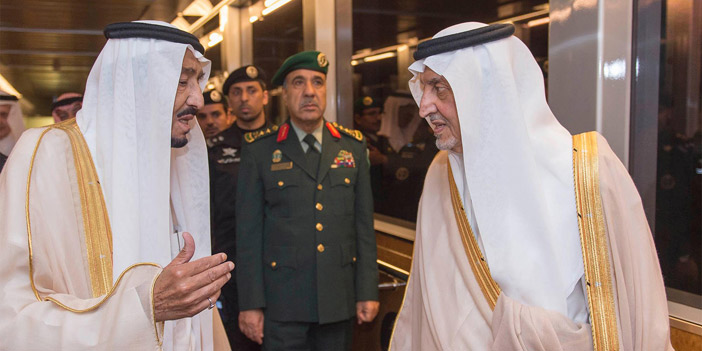  المليك يتبادل الحديث مع الأمير خالد الفيصل لدى وصوله إلى جدة قادماً من المدينة المنورة
