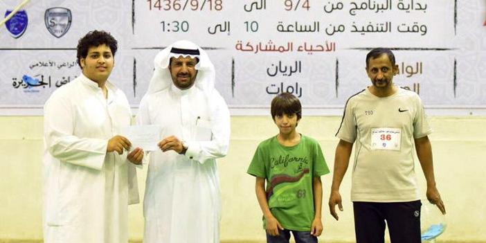  لاعب البدائع السابق ناصر المقبل يسلم جائزة السحب