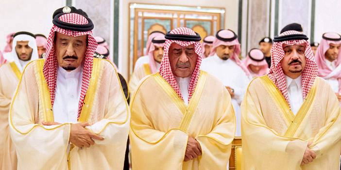  خادم الحرمين يؤدي صلاة الميت على الأمير عبد الله بن عبد العزيز بن مساعد