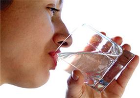 شرب المياه بكثرة يقلل مستوى الصوديوم في الجسم 