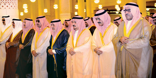 أمير منطقة الرياض يؤدي صلاة الميت على الأمير أحمد بن سعود