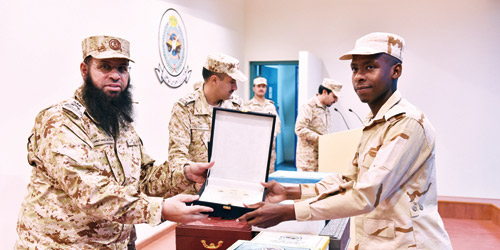 لواء الملك خالد للأمن بالحرس الوطني يحتفي بتخريج دورة الفرد الأساسي 