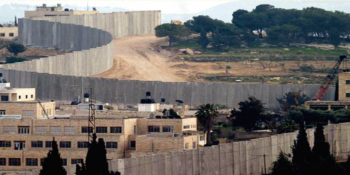  الاحتلال يخنق مزيداً من الفلسطينيين ببناء مقاطع جديدة من جدار الفصل العنصري.. الجزيرة