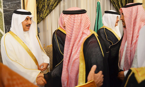 الأمير منصور بن عبدالله بن مساعد وإخوانه يستقبلون المعزين في والدهم 