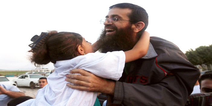  الاسير الفلسطيني خضر عدنان يحتضن أحدى قريباته بعد الإفراج عنه أمس