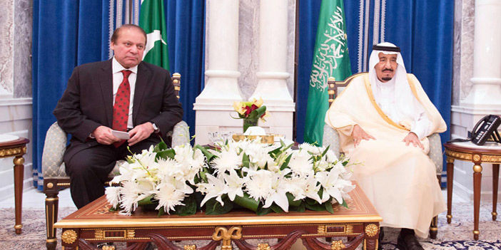  خادم الحرمين خلال اجتماعه برئيس الوزراء الباكستاني