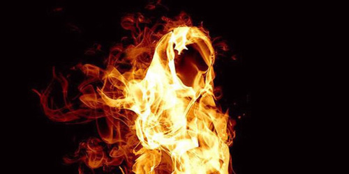  سيدة إيرانية تضرم النيران