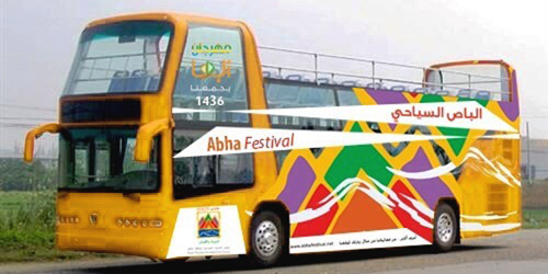 الباص السياحي لنقل الزوار بين مواقع المهرجان