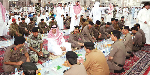  الأمير فيصل بن سلمان يتناول إفطاره مع رجال الأمن في ساحة الحرم