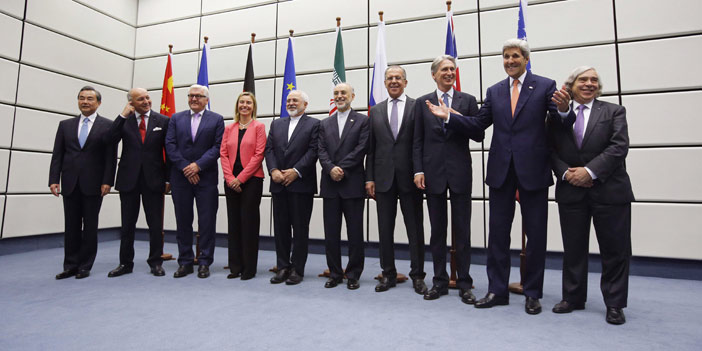  صورة جماعية للمفاوضين أمس في فيينا بعد التوقيع على الاتفاق النووي