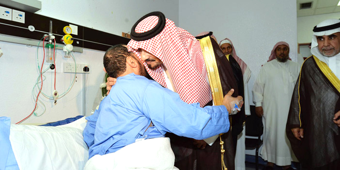  الأمير فيصل بن خالد يطمئن على صحة رجال الأمن المصابين