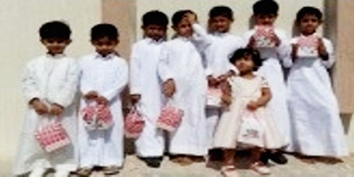  مجموعة من الأطفال يستلمون هدايا العيد
