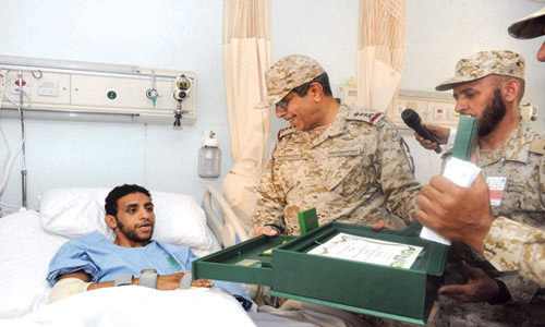 قلَّد المصابين بمستشفى القوات المسلحة بالجنوب نوط الشرف ونوط المعركة 