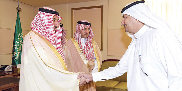  الأمير جلوي ملتقياً المواطنين أمس في الإمارة