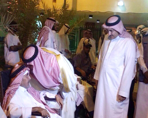 الأمير خالد بن طلال يعايد نزلاء دار الرعاية الاجتماعية بالرياض 