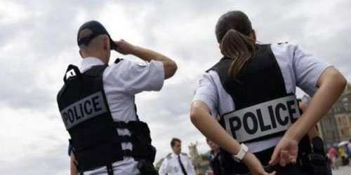 الشرطة تطلق النار على سيارة اقتحمت حاجزاً للدراجات في فرنسا 