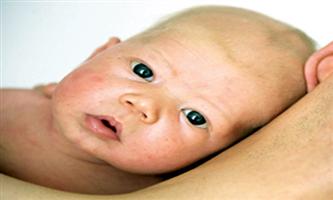 إنجاب طفل جذاب يجعل الرجل أكثر وسامة في أعين النساء 